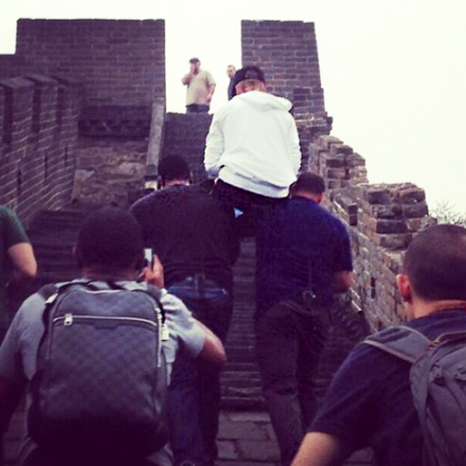 Biebers vakter bär upp stjärnan för Kinesiska muren. 